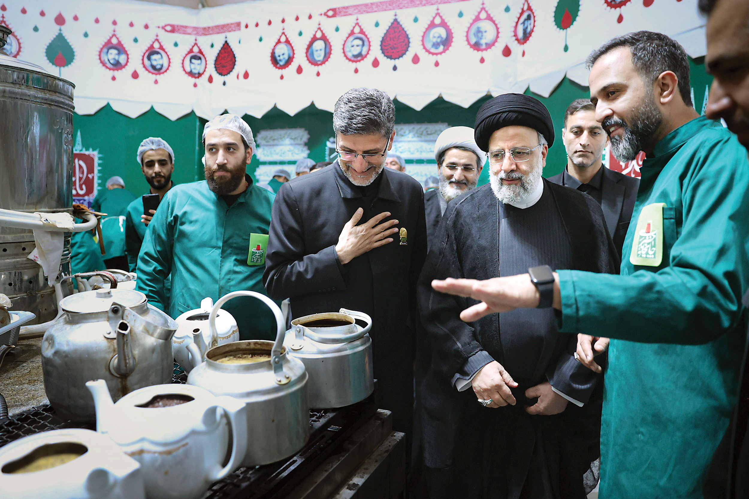 بازدید رئیس‌جمهور از موکب‌های اطراف حرم ‌مطهر رضوی