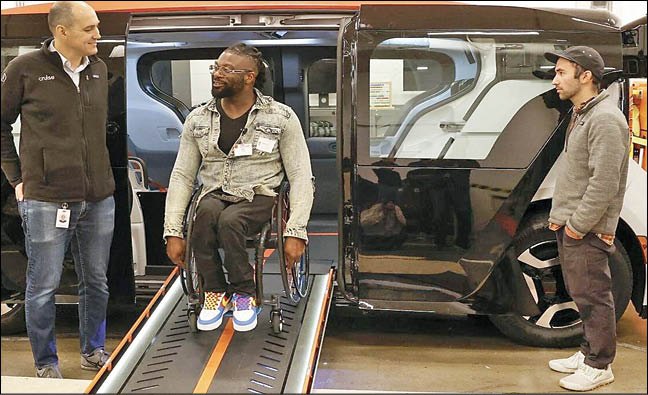 رونمایی از تاکسی خودران با امکاناتی برای معلولان