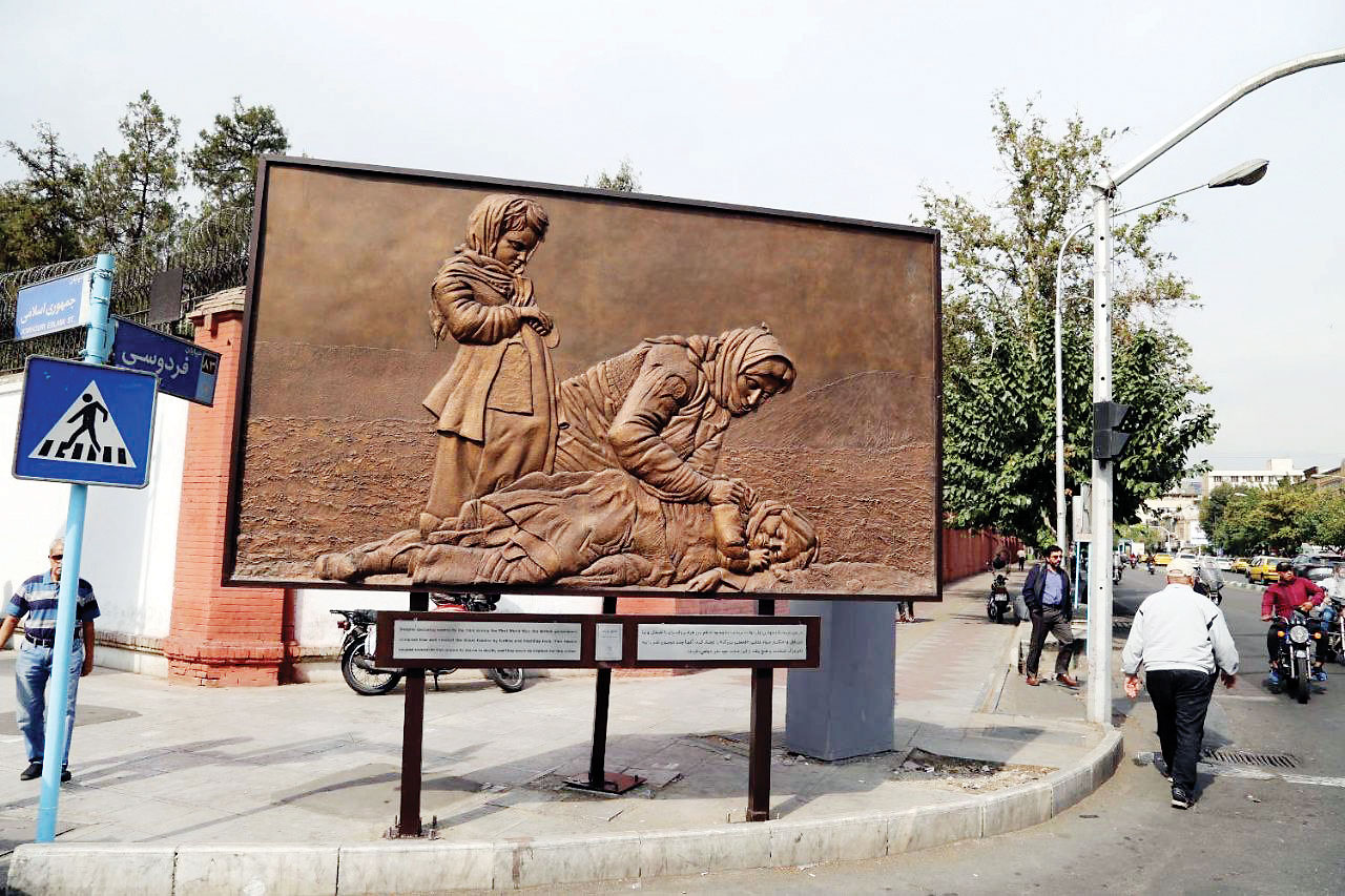 رونمایی از قاب «قحطی بزرگ» مقابل سفارت انگلیس