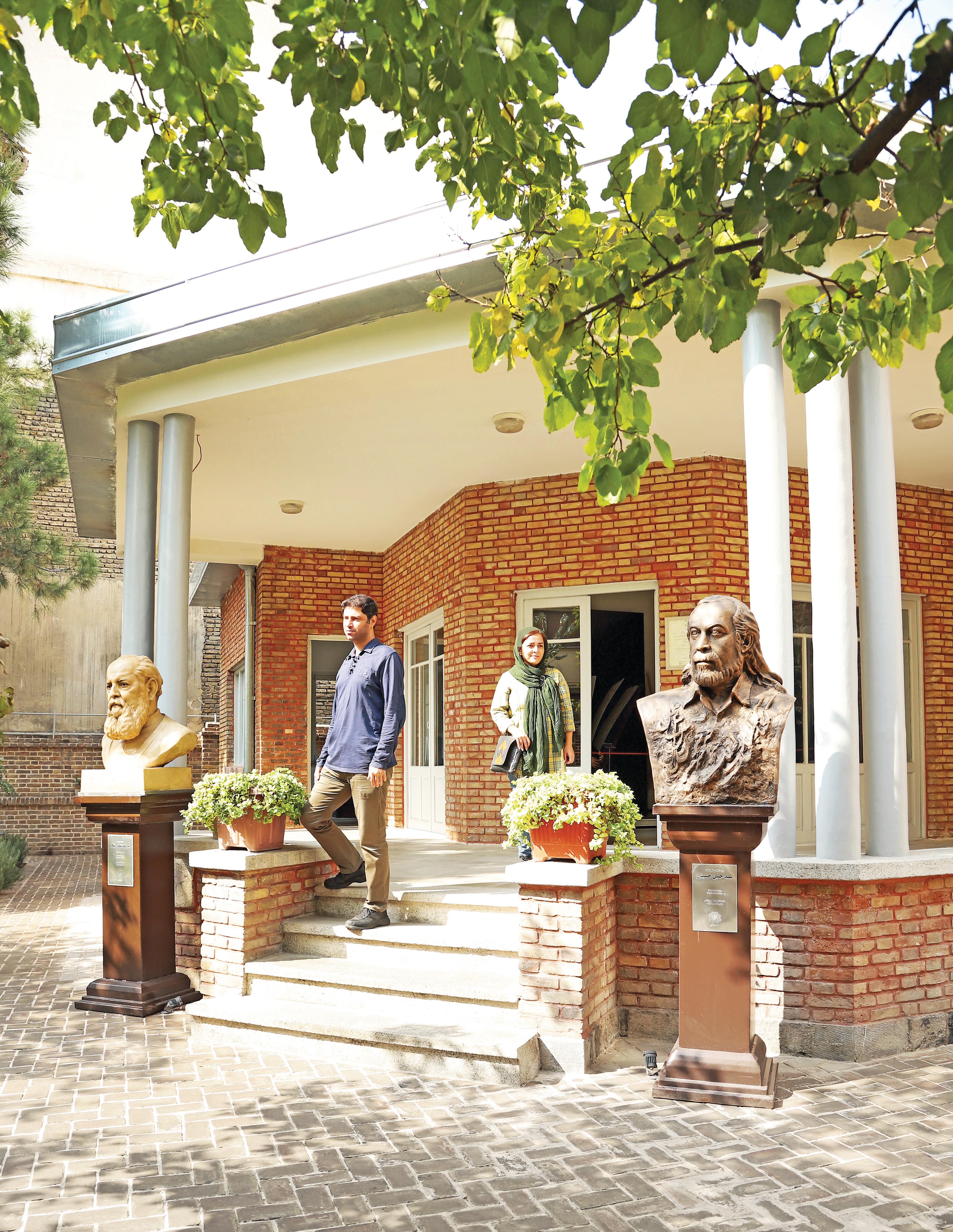 مهمانی متفاوت واژه‌ها و برگ‌ها در معابر پاییزی پایتخت