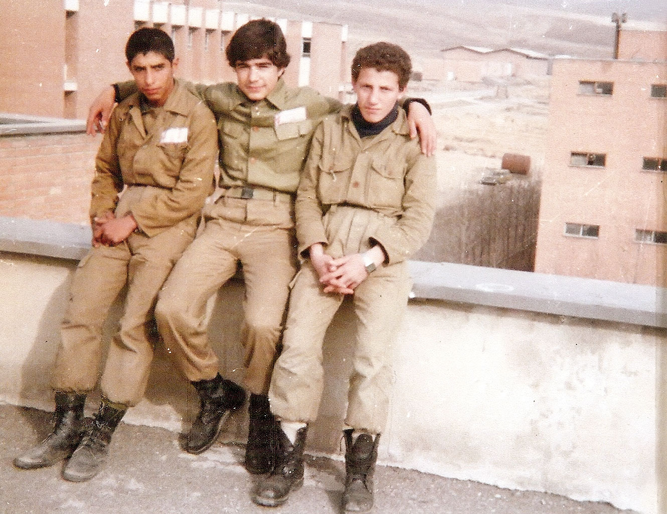 لبخندهای مردان کوچک این سرزمین