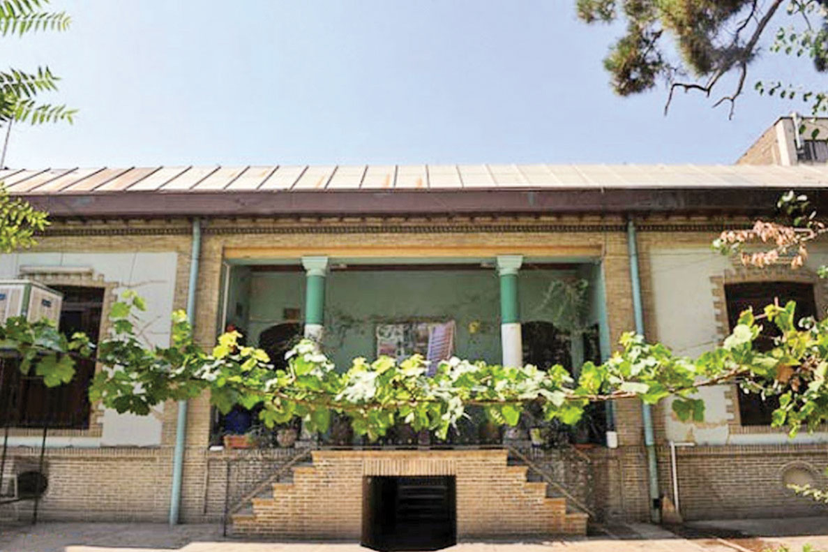 صاحبان این بناهای قجری دستی بر آتش هنر و فرهنگ داشته‌اند