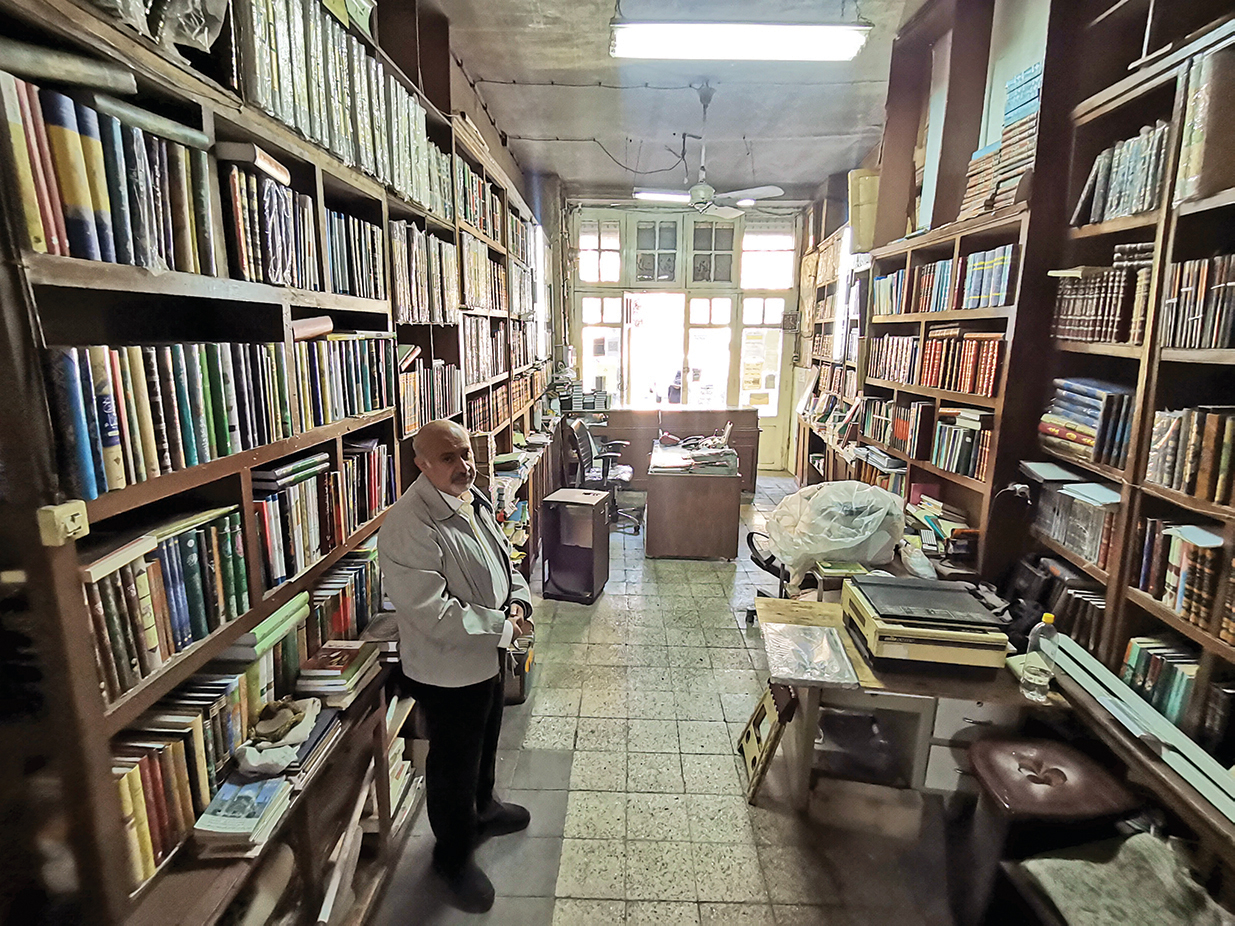 انتشاراتی‌ها و کتابفروشی‌های بسیاری صاحبان قلم و فرهنگ را جذب می‌کردند