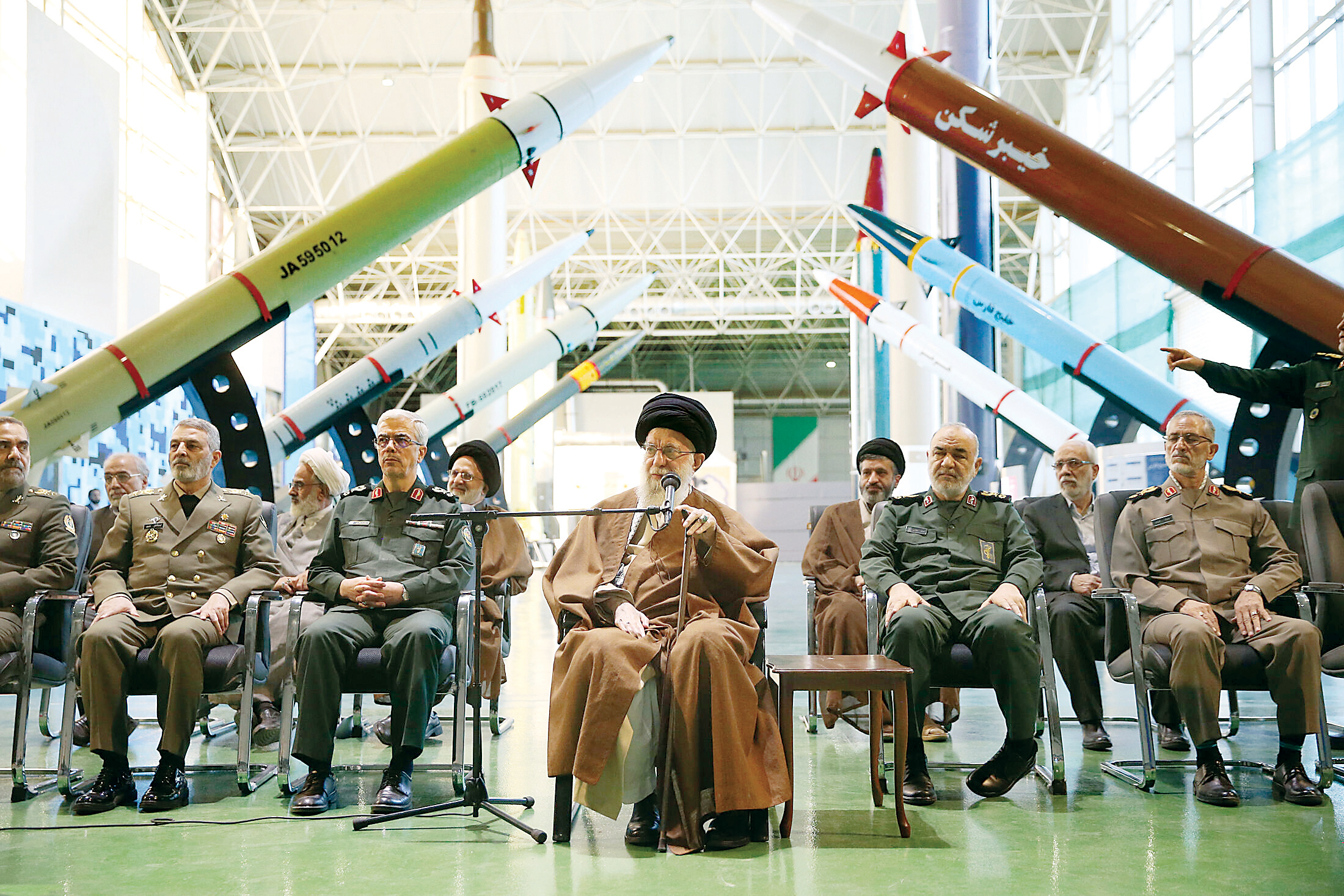 رهبر معظم انقلاب: ایمان و علم در کنار هم معجزه می‌کند