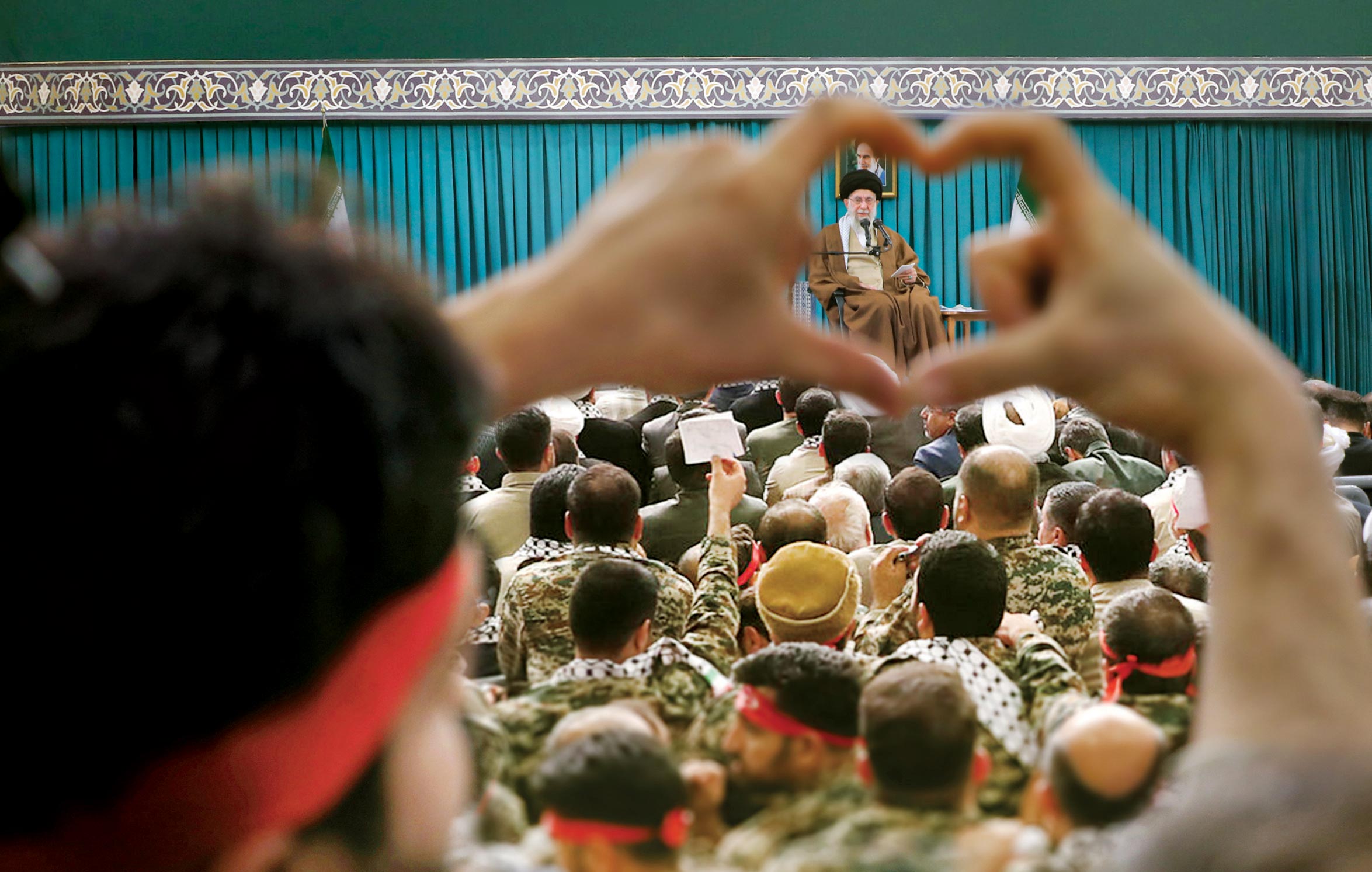 رهبر معظم انقلاب در دیدار با هزاران نفر از بسیجیان تبیین کردند