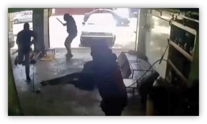 طناب دار بر گردن عامل جنایت در مکانیکی