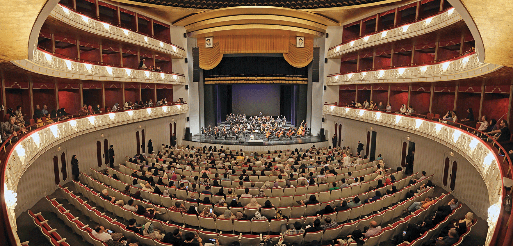 سالن‌های تئاتر بسیاری در پایتخت فعالند