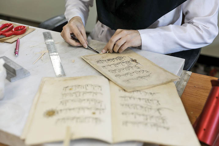 مرمت نسخ خطی آستان قدس رضوی