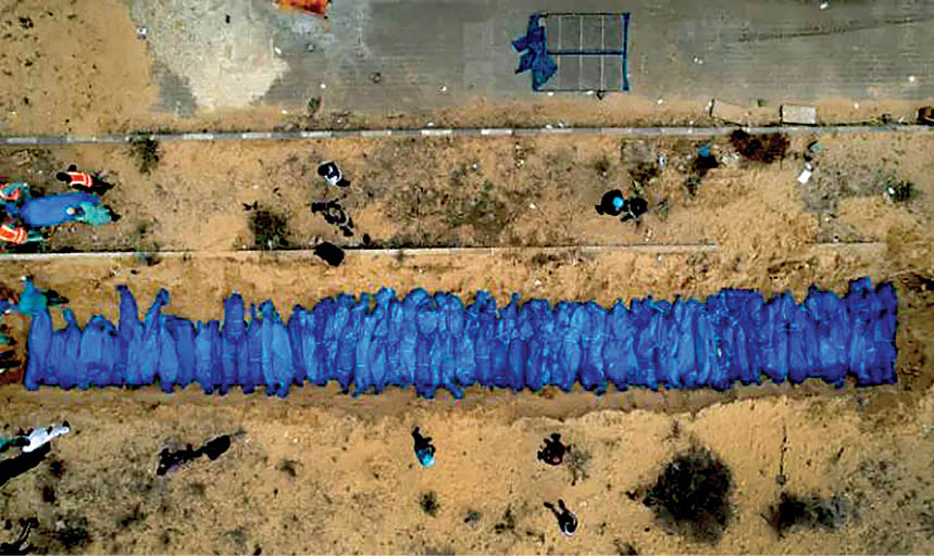 إنتشال جثامين 30 شهيدا مكبلي الأيدي أعدمهم الاحتلال شمالي غزة