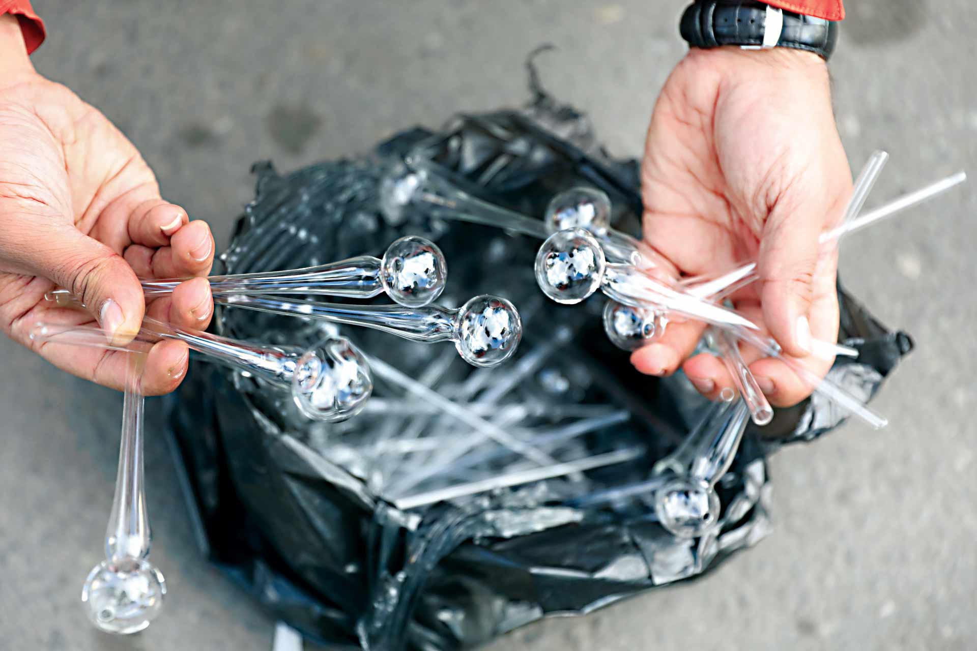 یک کیسه پر از پایپ