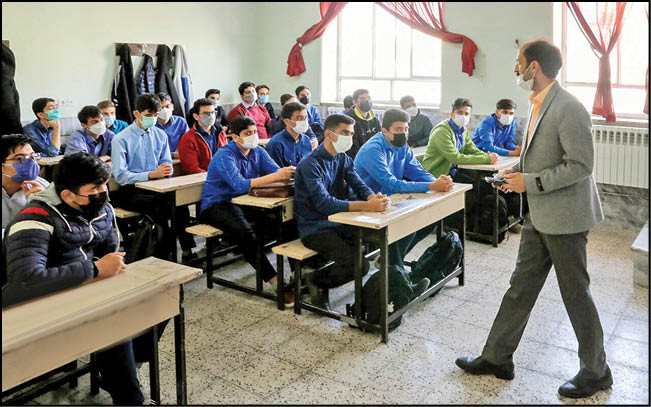 قاضی در مدرسه‌های همدان