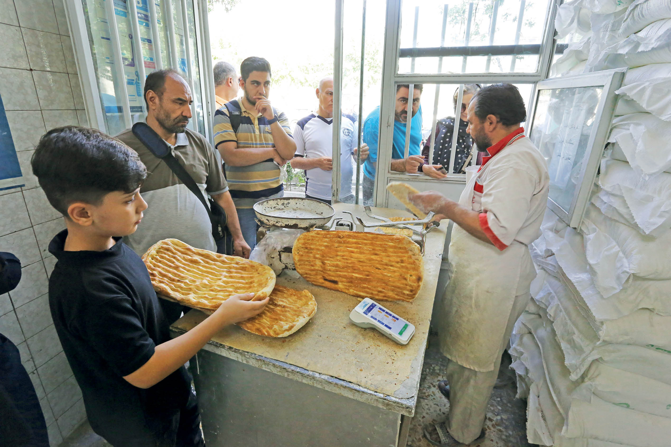 مشاور وزیر اقتصاد در امور هوشمندسازی می‌گوید: با هوشمند‌سازی‌ آرد و نان 54هزار میلیارد تومان صرفه‌جویی شده است