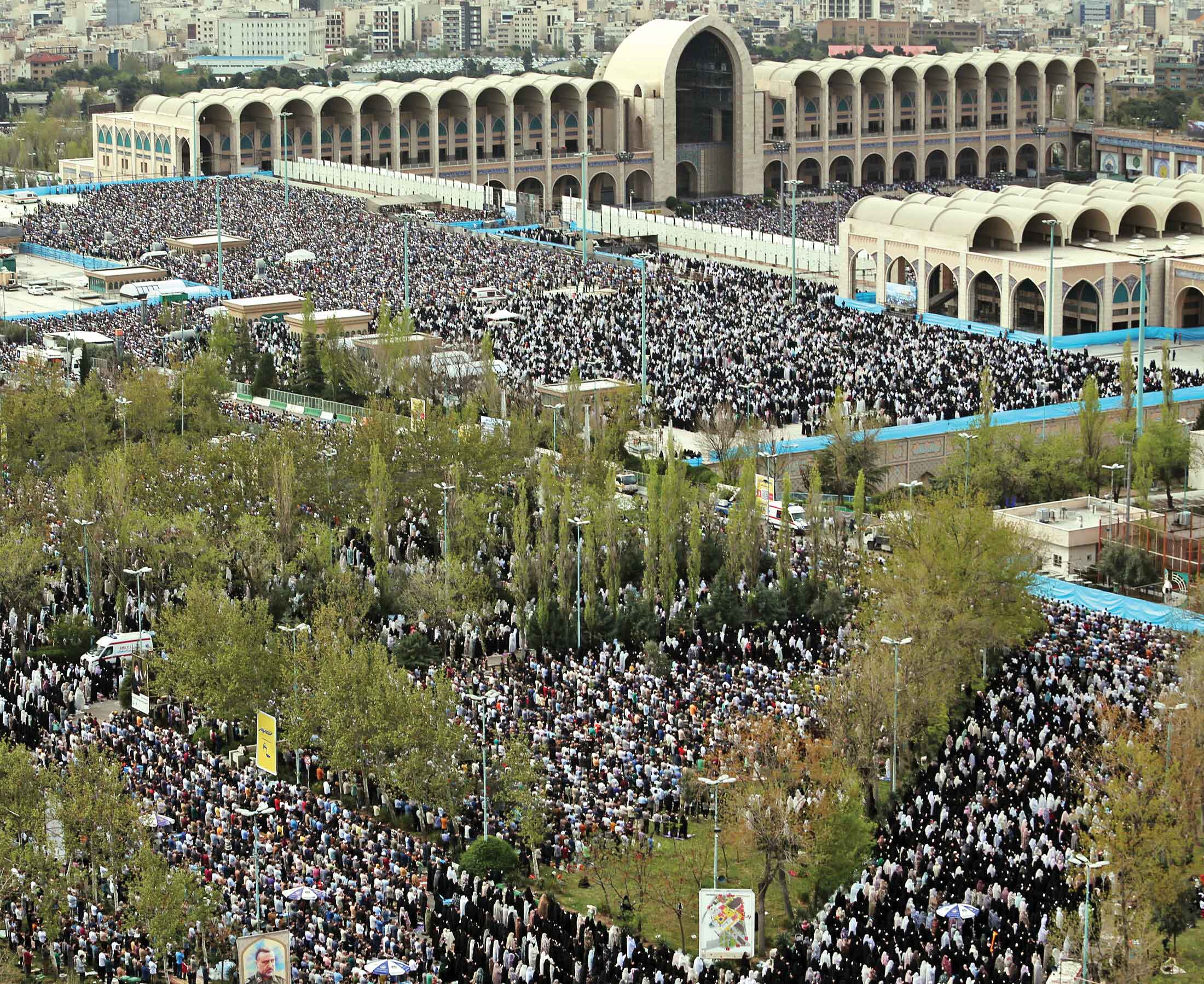 حضور باشکوه مردم در نماز عید فطر