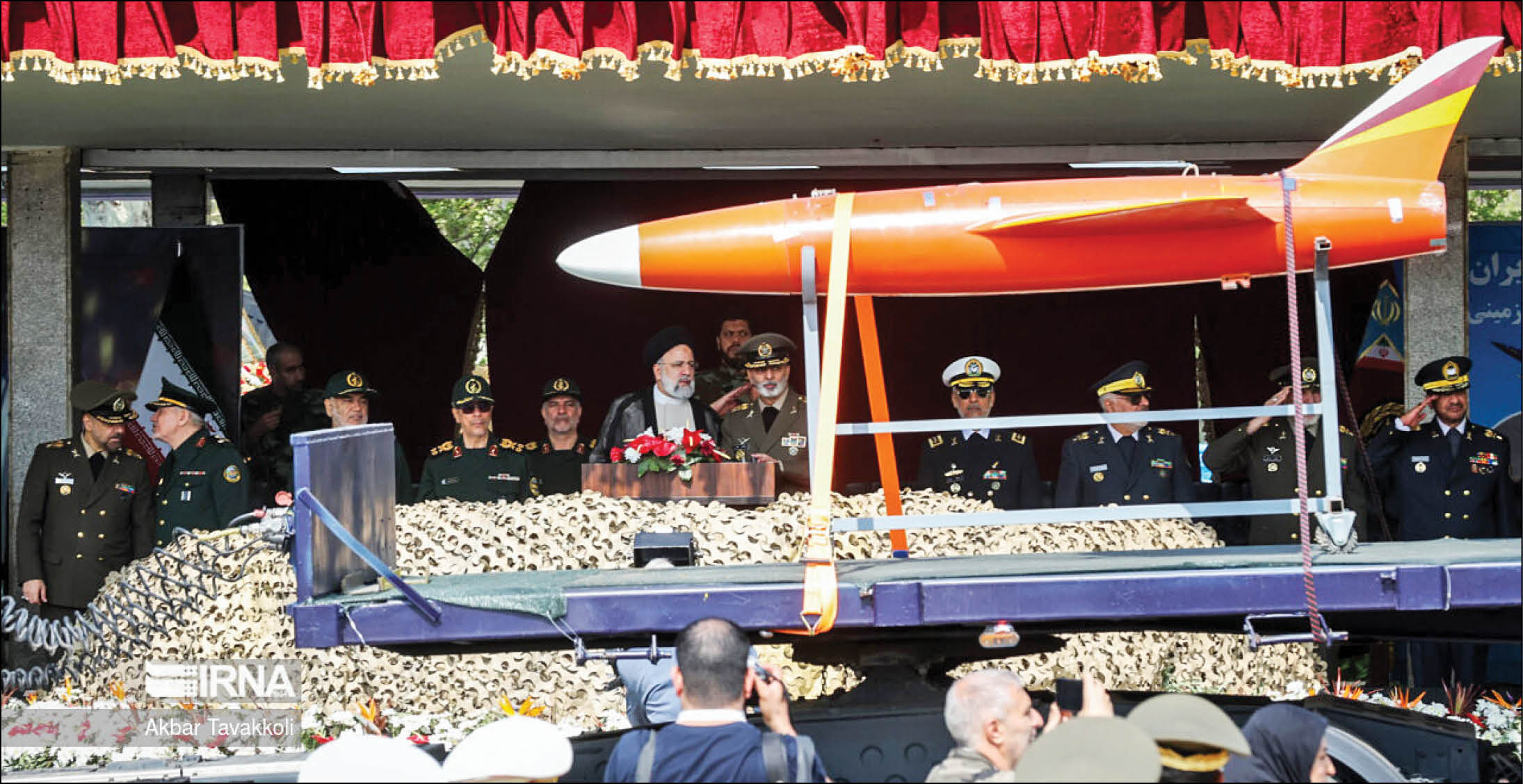  حاجیزاده در پاسخ به خبرنگاران در حاشیه مراسم رژه ارتش