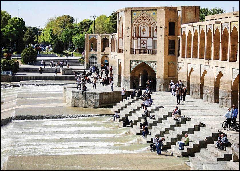 زندگی در اصفهان جاری است