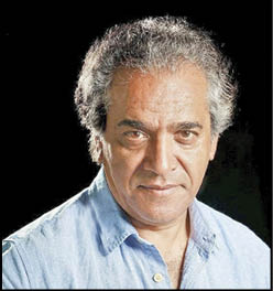 اصغر همت روی صحنه تئاتر