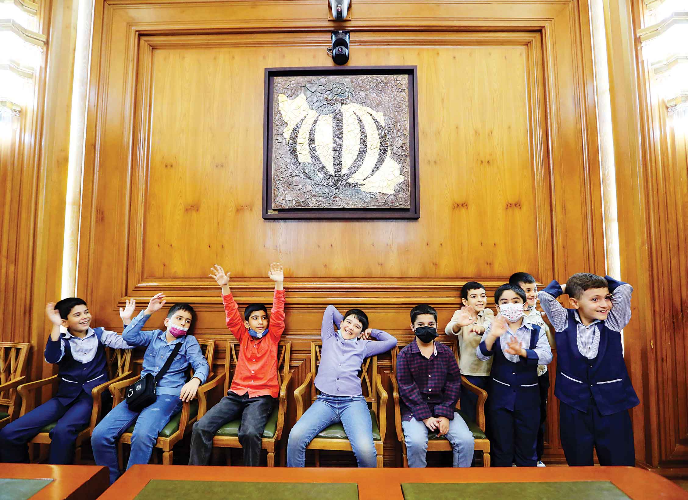 مردم در صحن شورای شهر