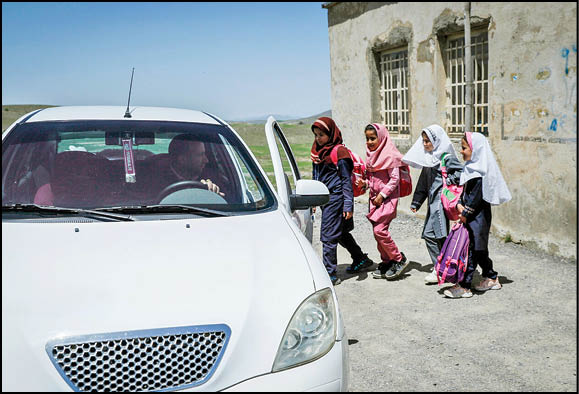معلم و بچه‌های روستای «بیاتان سوخته»