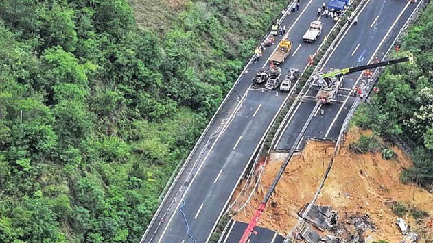 ریزش بزرگراه جان 24چینی را گرفت