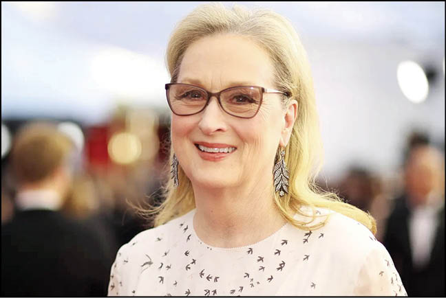 مریل استریپ جایزه اش را از ژولیت بینوش گرفت