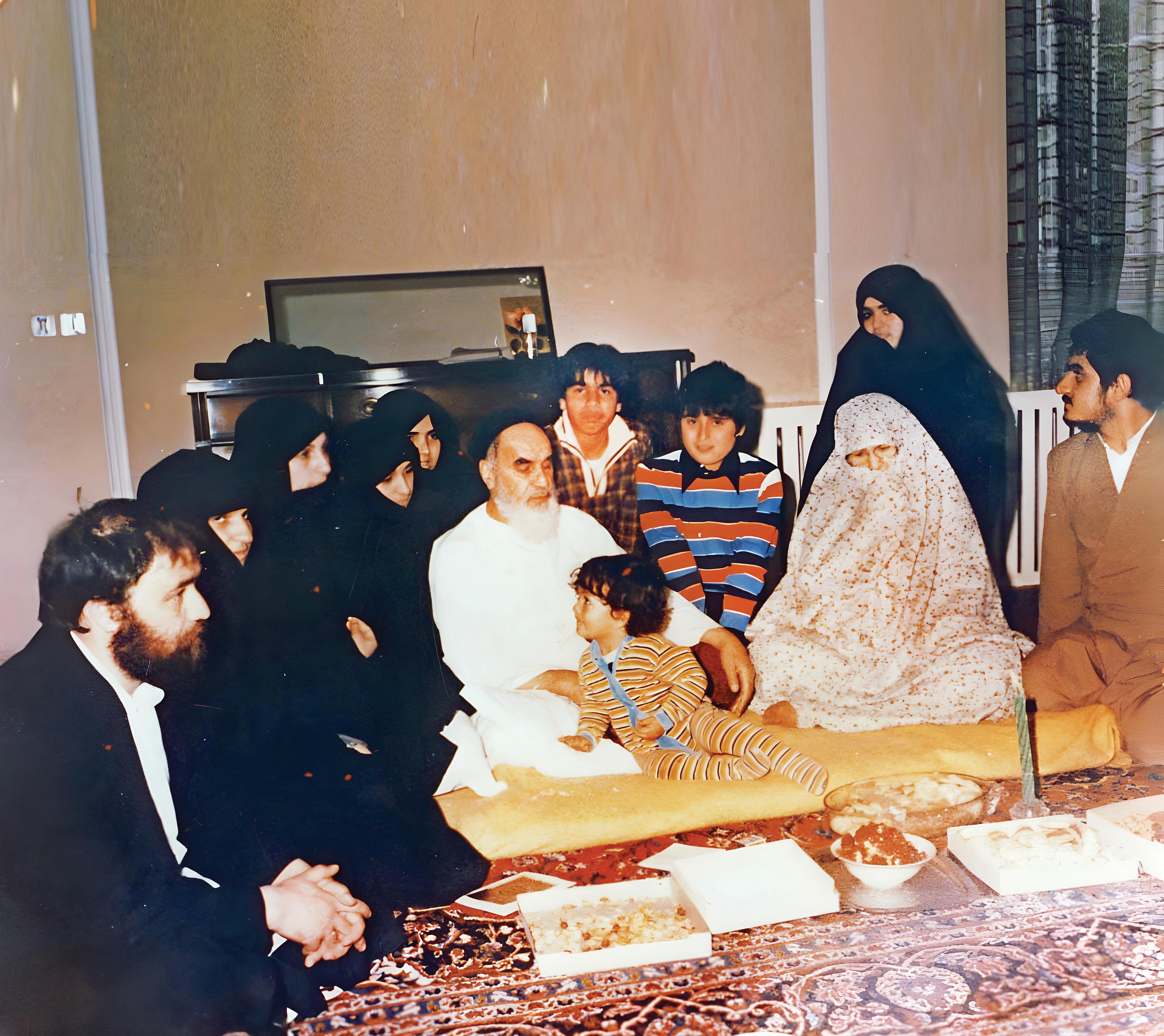 قاب‌های‌ماندگار از هم‌نشینی رهبرکبیر انقلاب با خانواده به ویژه‌ نوه‌ها