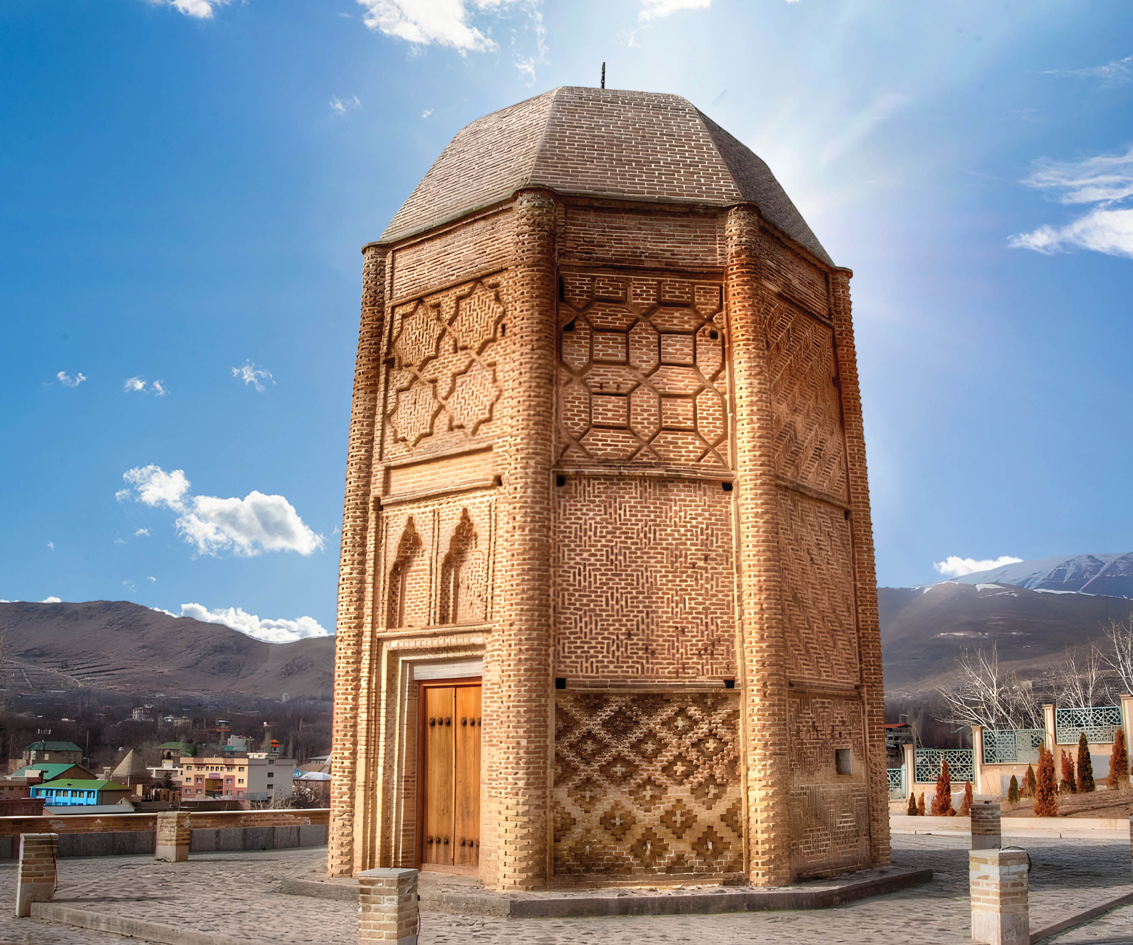 با گشت و‌گذار چند ساعته ردپای تاریخ را در بلند مرتبه‌های صدها ساله می‌بینید