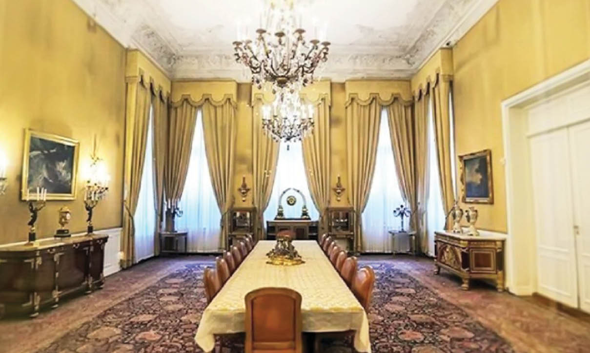 نمایش هنرآفرینی عمواوغلی‌ها در قصر شاهی