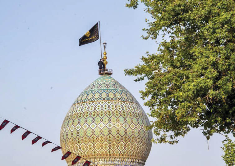 اهتزاز پرچم عزا بر فراز شاهچراغ