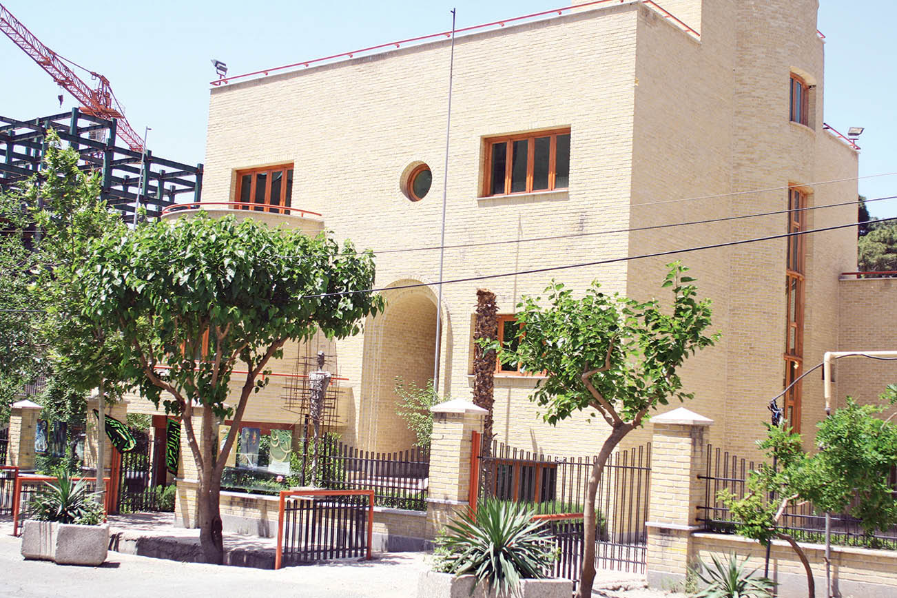 خیابان ولیعصرعج پاتوق‌های تماشایی بسیاری دارد