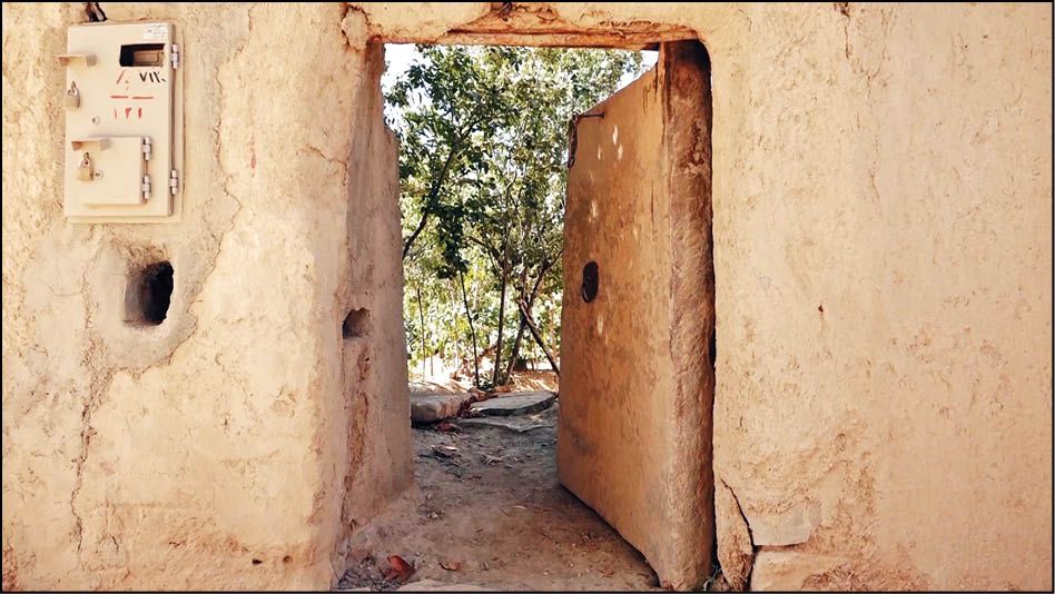 درِ‌سنگی این باغ‌‌ها، یک تن وزن دارد