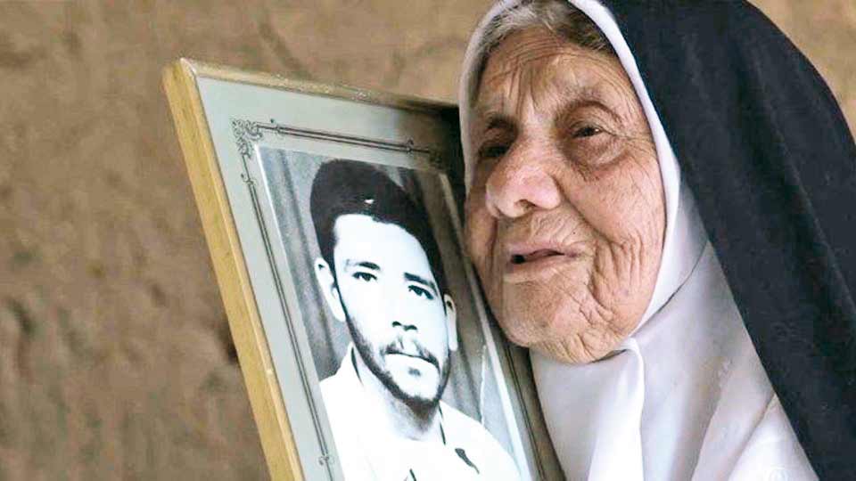 دیدار کارگردان مستند «چشم به راه» با خانواده شهید محسن جاویدی