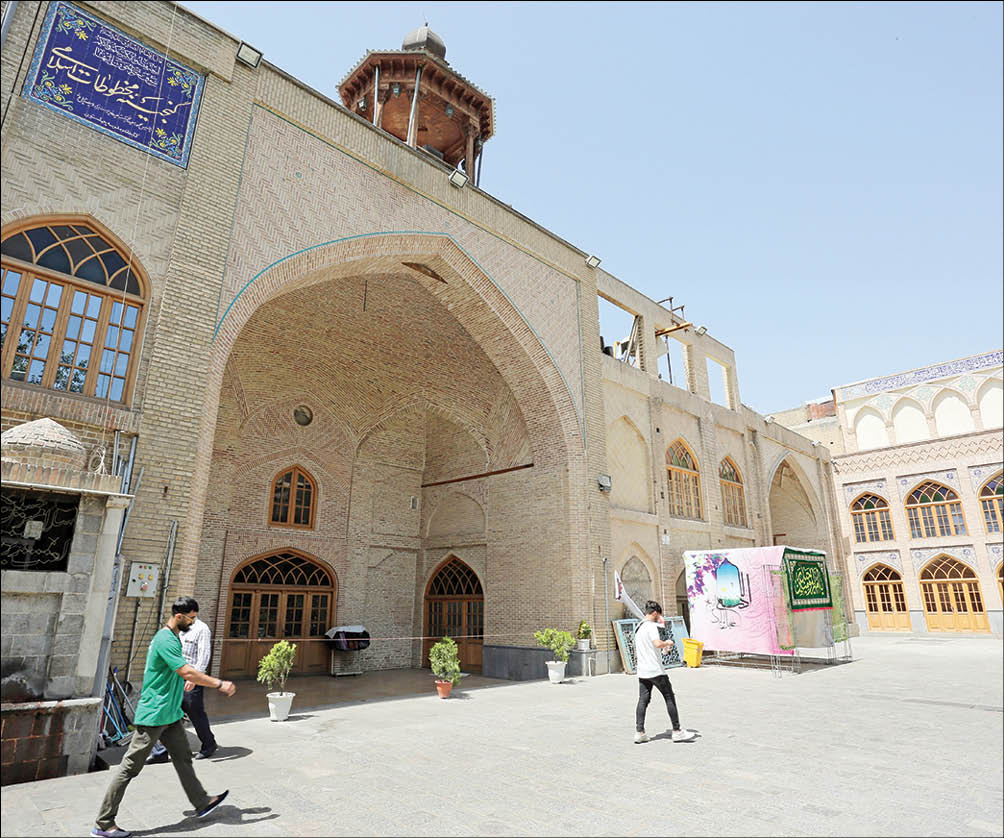 اول زیارت بعد سیاحت