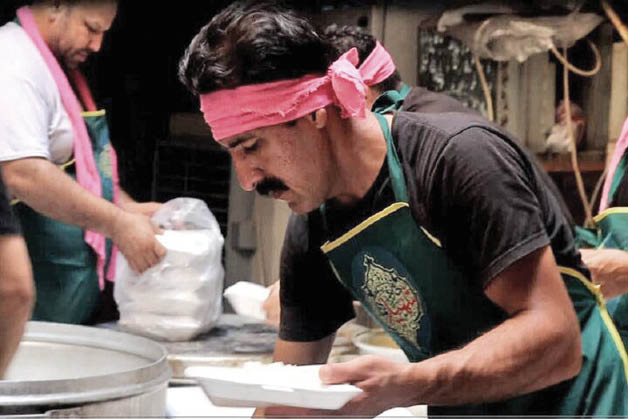 مرد فداکار بعد از آنکه زائران را از آتش‌سوزی نجات داد خودش دچار سوختگی شد