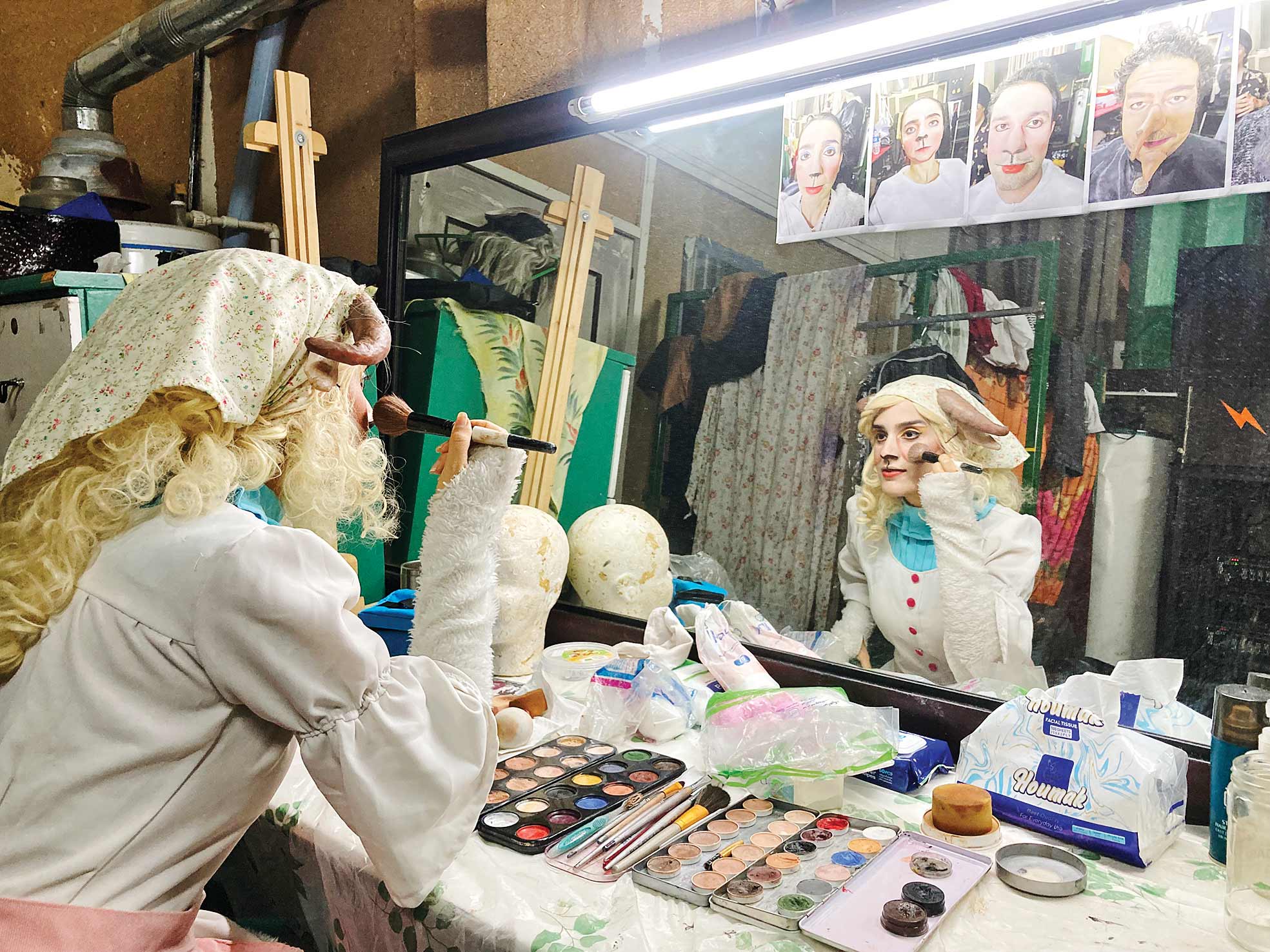 غم بز می‌خورند و خنده به گرگ می‌کنند!