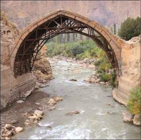 پل با منظره کوهستان