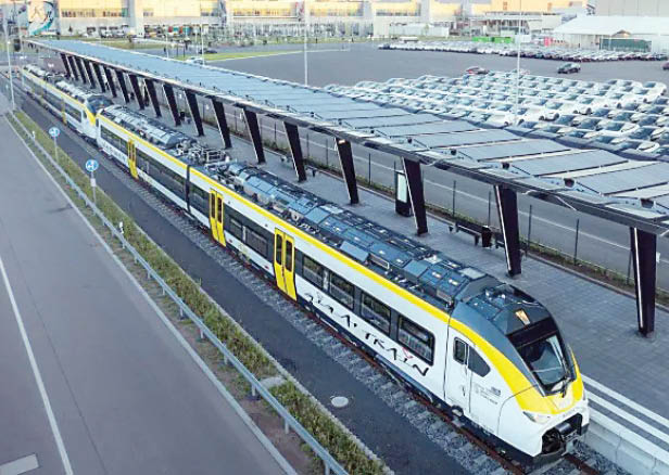 قطار تسلا به حرکت درآمد