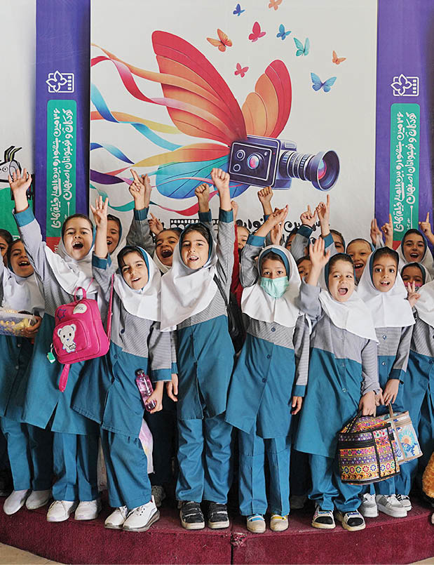 بر بال پروانه‌ها