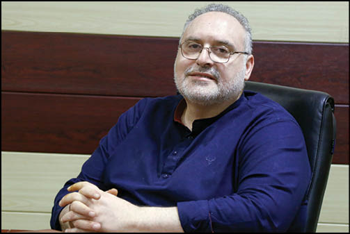 رهبري جزو اولین خوانندگان شعر پایداری هستند