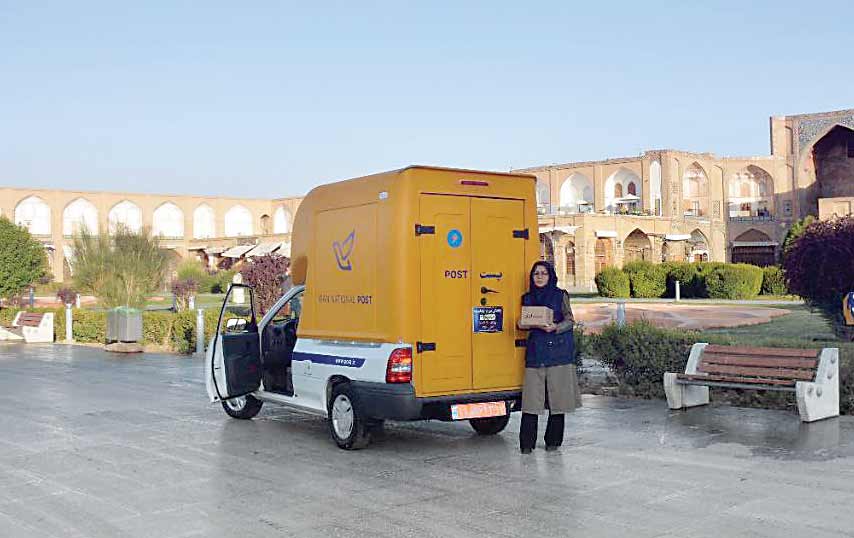 و بالاخره خانم پستچی!