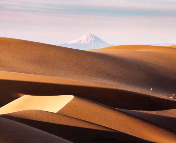 رخ‌نمایی دماوند از کویر مرنجاب