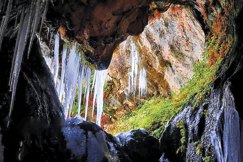 آبشار‌های یخ‌زده