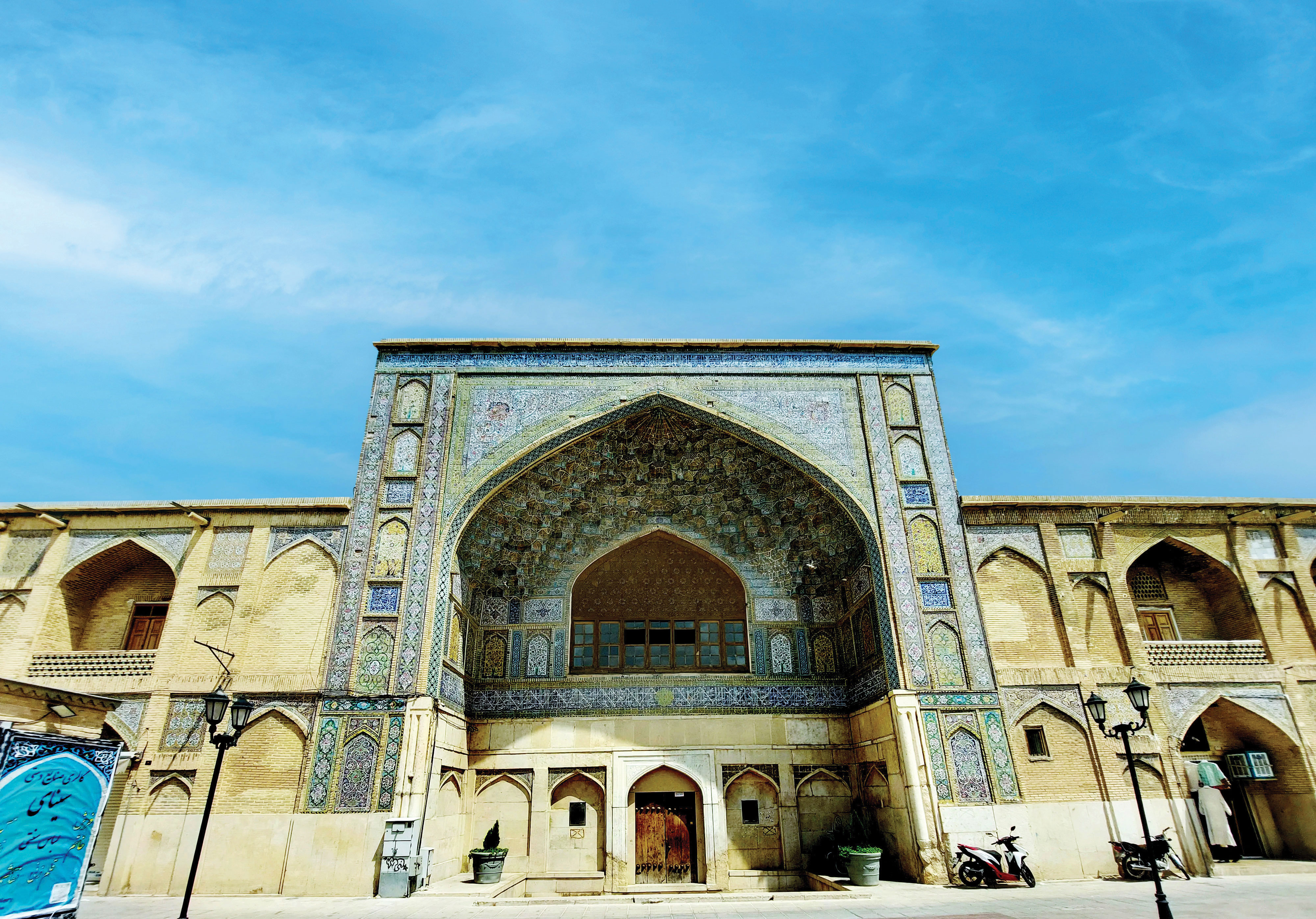 رد سیمان سفید بر بنای تاریخی شیراز