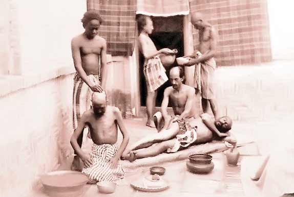 کشتی حمومی‌ها جلوی سریینه