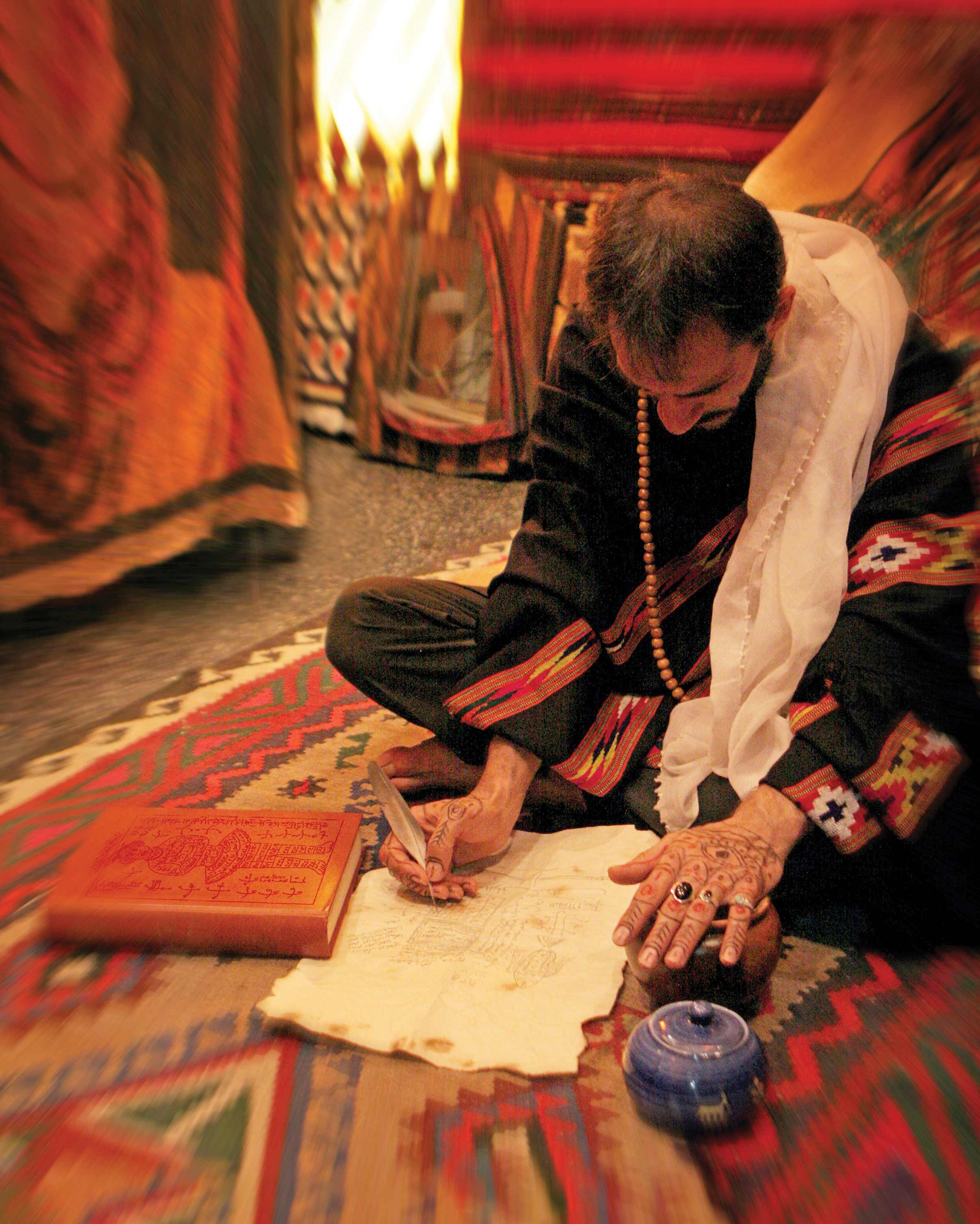 فعالیت‌های رمالان و دعانویسان پشت پرده‌هایی دارد که کمتر کسی از آنها مطلع است