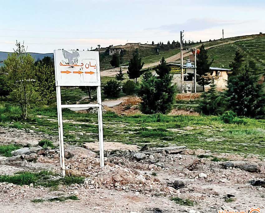 تمام‌قد کنار بانوان‌شهر‌ایستاده‌ام