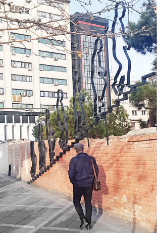 مجسمه‌ای بر دیوار شهر