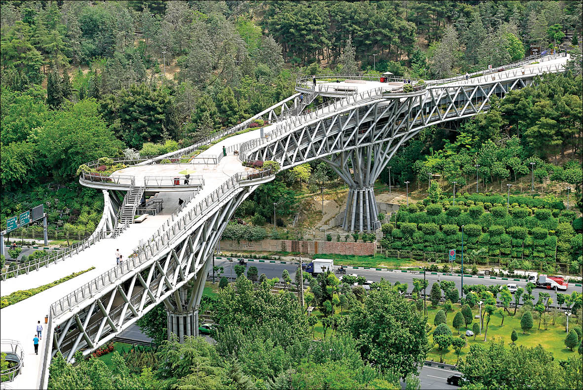 قدم‌زدن در شهر بهاری