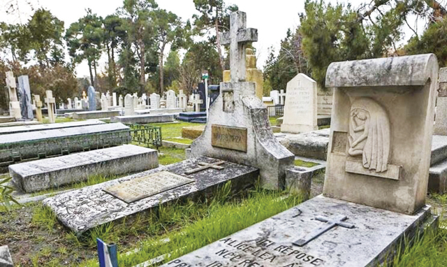 پزشک ‌شاه در قبرستان