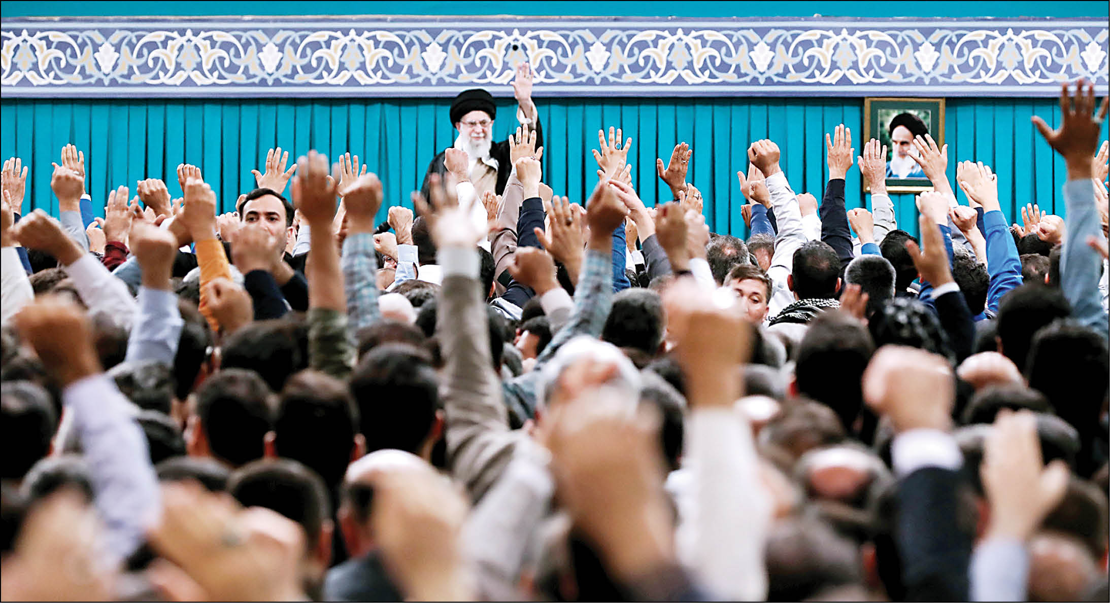 رهبر انقلاب در دیدار هزاران کارگر بر رفع دغدغه کارگران تاکید کردند