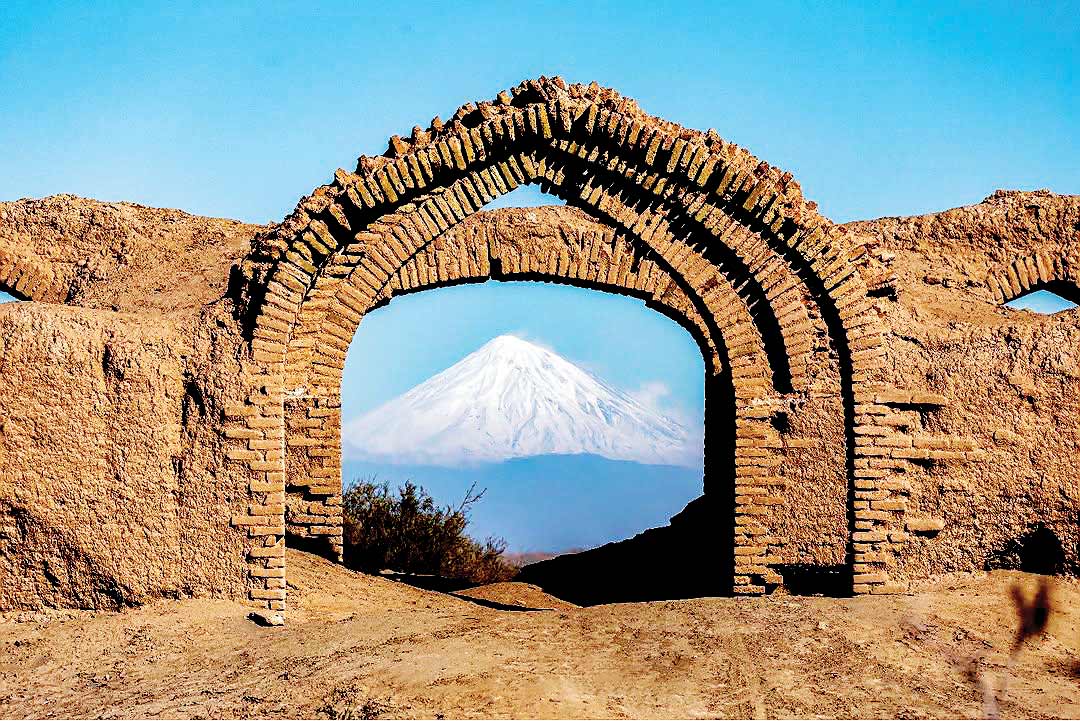 دماوند در قاب پارک ملی کویر